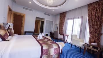 Bar mini, peti besi dalam bilik, meja, langsir/tirai gelap terus