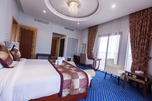 迷你吧、客房內保險箱、書桌、遮光布/窗簾