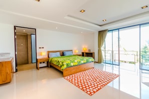 Holiday Town home No.4 | 3 bedrooms, in-room safe, desk, iron/ironing board