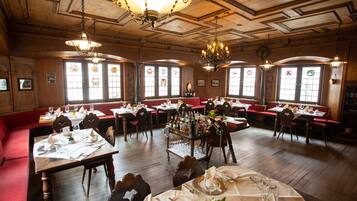 Déjeuner et dîner servis sur place