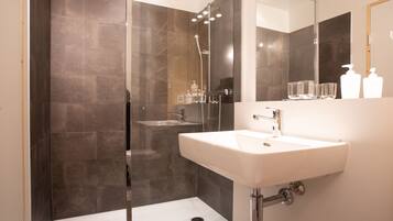 Standard-Dreibettzimmer | Badezimmer