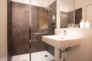 Standard Triple Room | Bathroom - Hotel Zunfthaus zur Rebleuten (Chur)