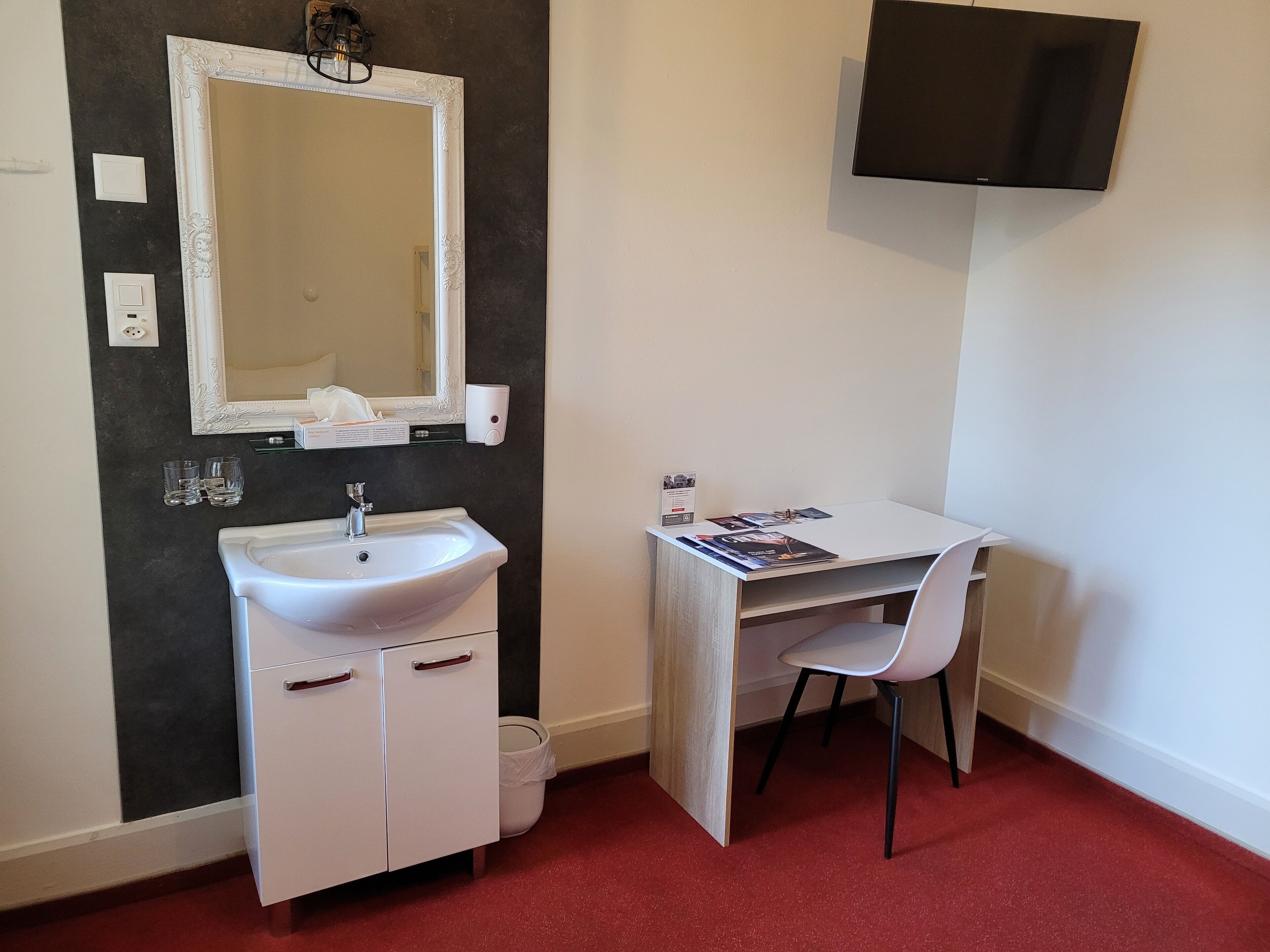 basic single room, shared bathroom | hypo-allergenic bedding, desk, blackout curtains, free wifi