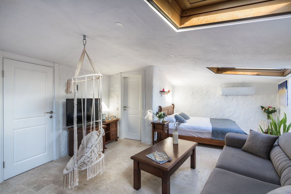 Sky Penthouse | Living area | 66-cm LCD TV with satellite channels, TV