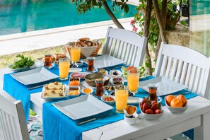 Café da manhã com buffet grátis todos os dias