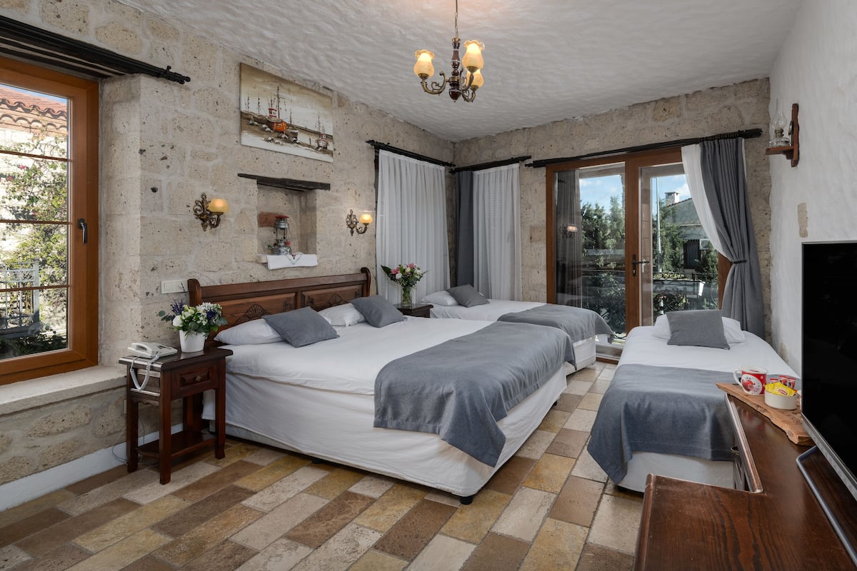 Family Room | Premium bedding, minibar, in-room safe, desk