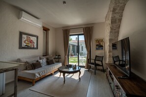 Akik | Living area | 55-inch Smart TV with digital channels, TV - Sedirli Ev Alacati (Cesme)