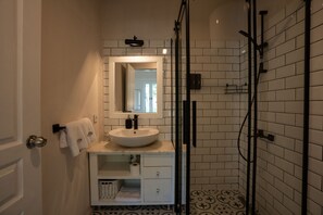 Selenit | Bathroom | Shower, hair dryer, towels, soap