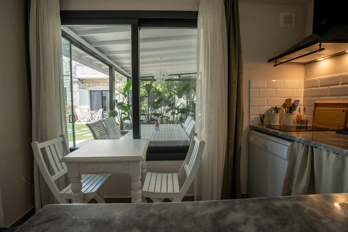 Exclusieve studio, 1 slaapkamer, niet-roken, uitzicht op tuin | 1 slaapkamer, een kluis op de kamer, individueel gedecoreerd