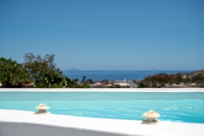 3-Bedroom Cave Residence with Hot Tub - Zacharakis | Terrace/patio - Karpimo Suites (Santorini)