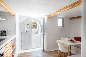 3-Bedroom Cave Residence with Hot Tub - Zacharakis | Ruokailu omassa huoneessa
