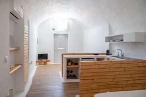 Cave Villa with Shared Plunge Pool - Samarina | Yksityinen keittiö | Mikroaaltouuni, uuni, liesi, espressokone