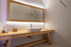 Cave Villa with Shared Plunge Pool - Aspa | 욕실 | 샤워 시설, 레인폴 샤워기, 무료 세면용품, 헤어드라이어