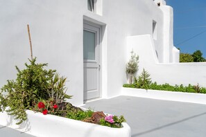 Cave Villa with Shared Plunge Pool - Samarina | Terrace/patio - Karpimo Suites (Santorini)