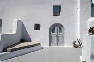 3-Bedroom Cave Residence with Hot Tub - Zacharakis | Terraço/pátio