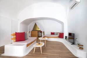 3-Bedroom Cave Residence with Hot Tub - Zacharakis | リビング エリア | 46 インチのスマートテレビ (衛星放送視聴可)、Netflix、ストリーミングサービス
