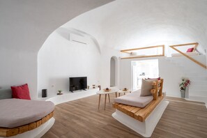 3-Bedroom Cave Residence with Hot Tub - Zacharakis | Área de estar | Smart TV 46 polegadas com canais via satélite, Netflix