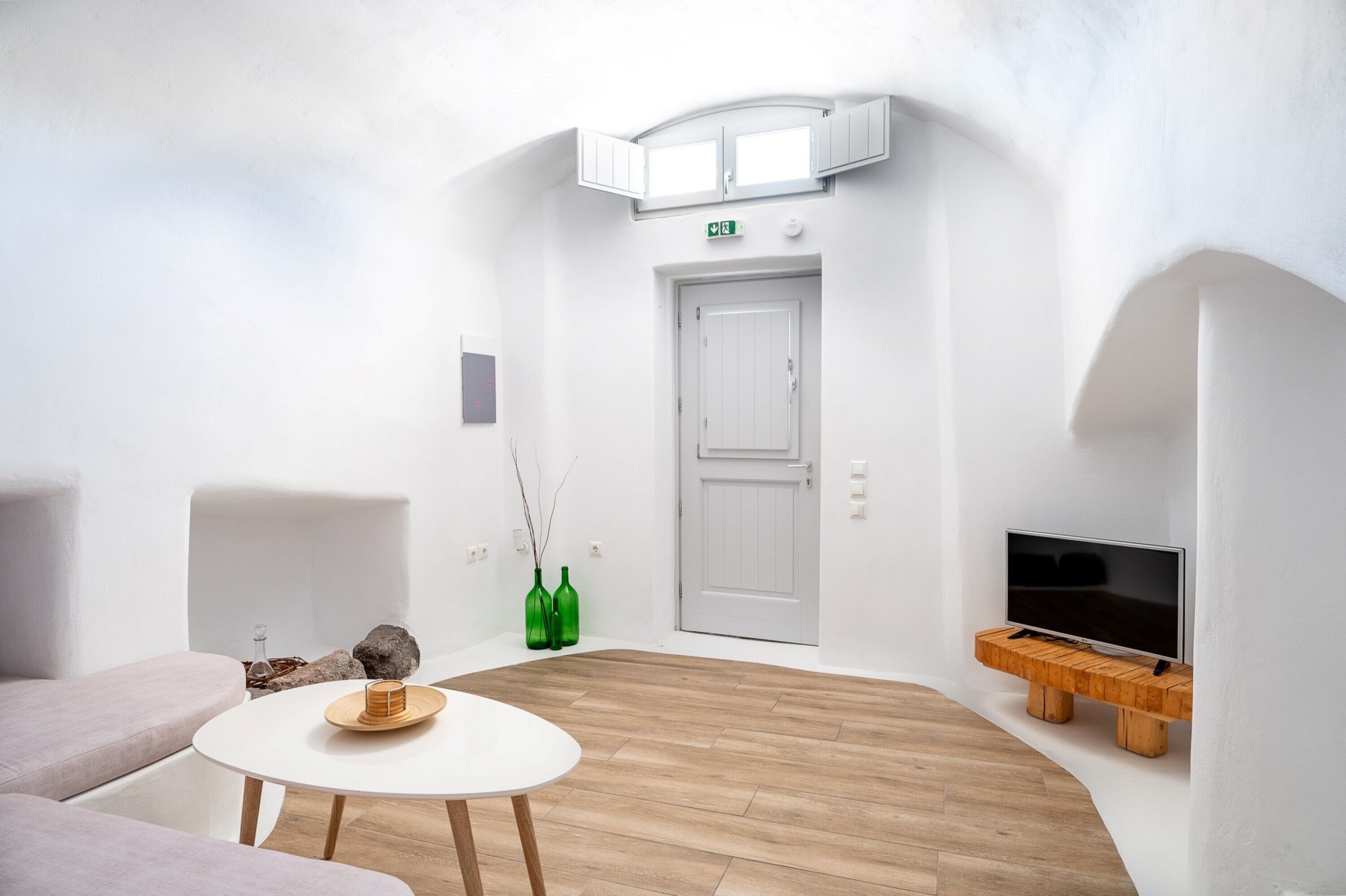 Cave Villa with Shared Plunge Pool - Aspa | リビング エリア | 46 インチのスマートテレビ (衛星放送視聴可)、Netflix、ストリーミングサービス