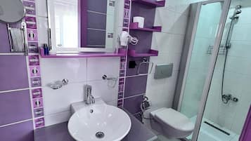 Camera doppia | Bagno | Doccia, set di cortesia gratuito, asciugacapelli, pantofole