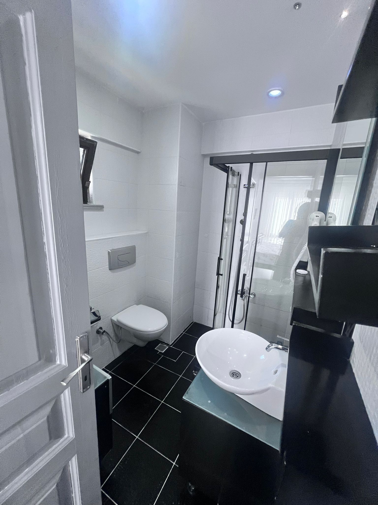 Double Room | Bathroom | Shower, free toiletries, hair dryer, slippers