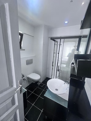 Doppelzimmer | Badezimmer | Dusche, kostenlose Toilettenartikel, Haartrockner, Hausschuhe