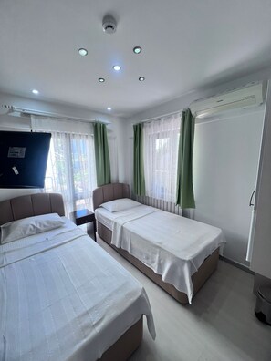 Twin Room | Minibar, soundproofing, free WiFi, bed sheets