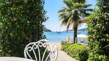 Outdoor pool, pool umbrellas, sun loungers