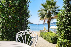Outdoor pool, pool umbrellas, sun loungers - Joya Del Mar Hotel (Marmaris)