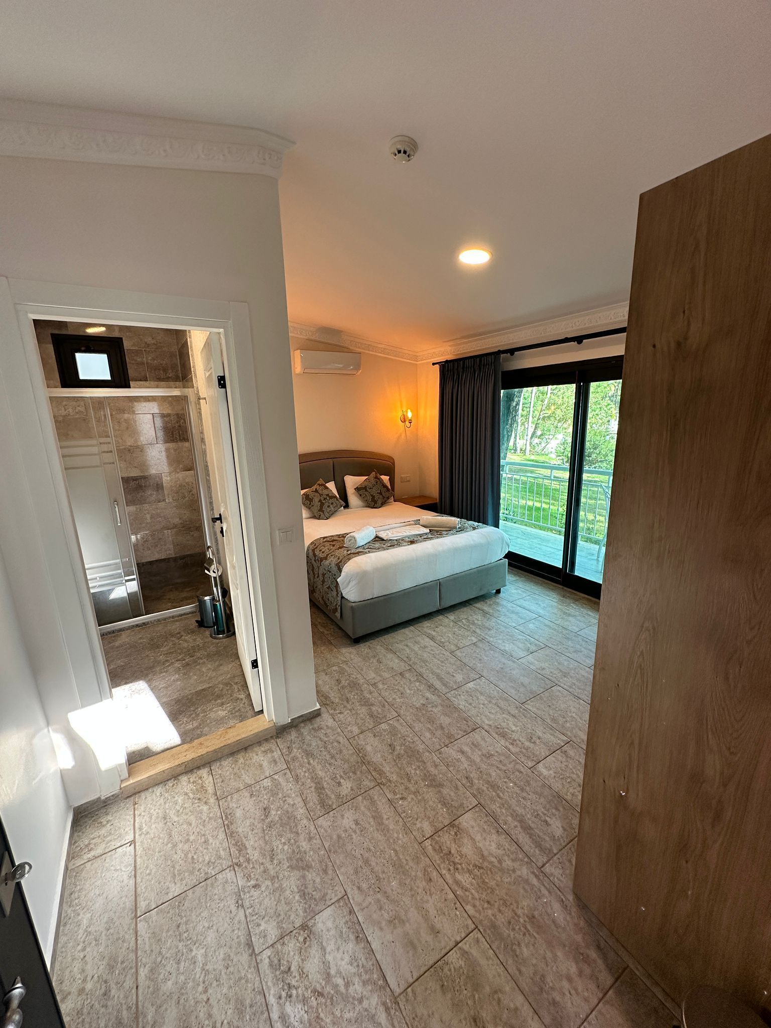 Minibar, coffres-forts dans les chambres, décoration personnalisée