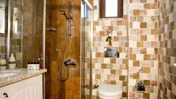 Apartment | Bathroom | Shower, free toiletries, hair dryer, slippers