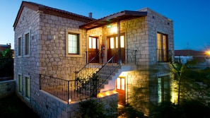 Front of property – evening/night - Ince Kara Apart Hotel (Cesme)