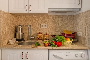 公寓 | 私人小型廚房 | 雪櫃、爐具、電熱水壺、廚房用具/餐具/器皿