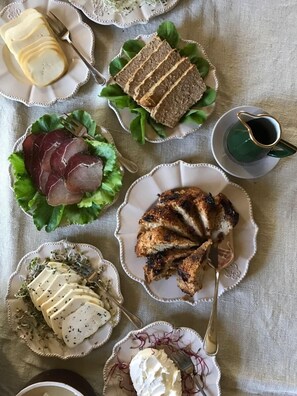 Bao gồm bữa sáng buffet hàng ngày