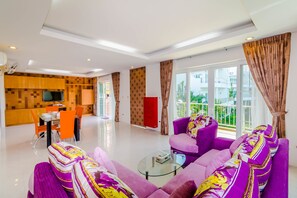 Luxe kamer, 2 slaapkamers, uitzicht op zee (No.1) | Woonkamer | Een flatscreentelevisie en betaalfilms