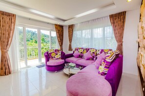 Luxe kamer, 2 slaapkamers, uitzicht op zee (No.1) | Woonkamer | Een flatscreentelevisie en betaalfilms