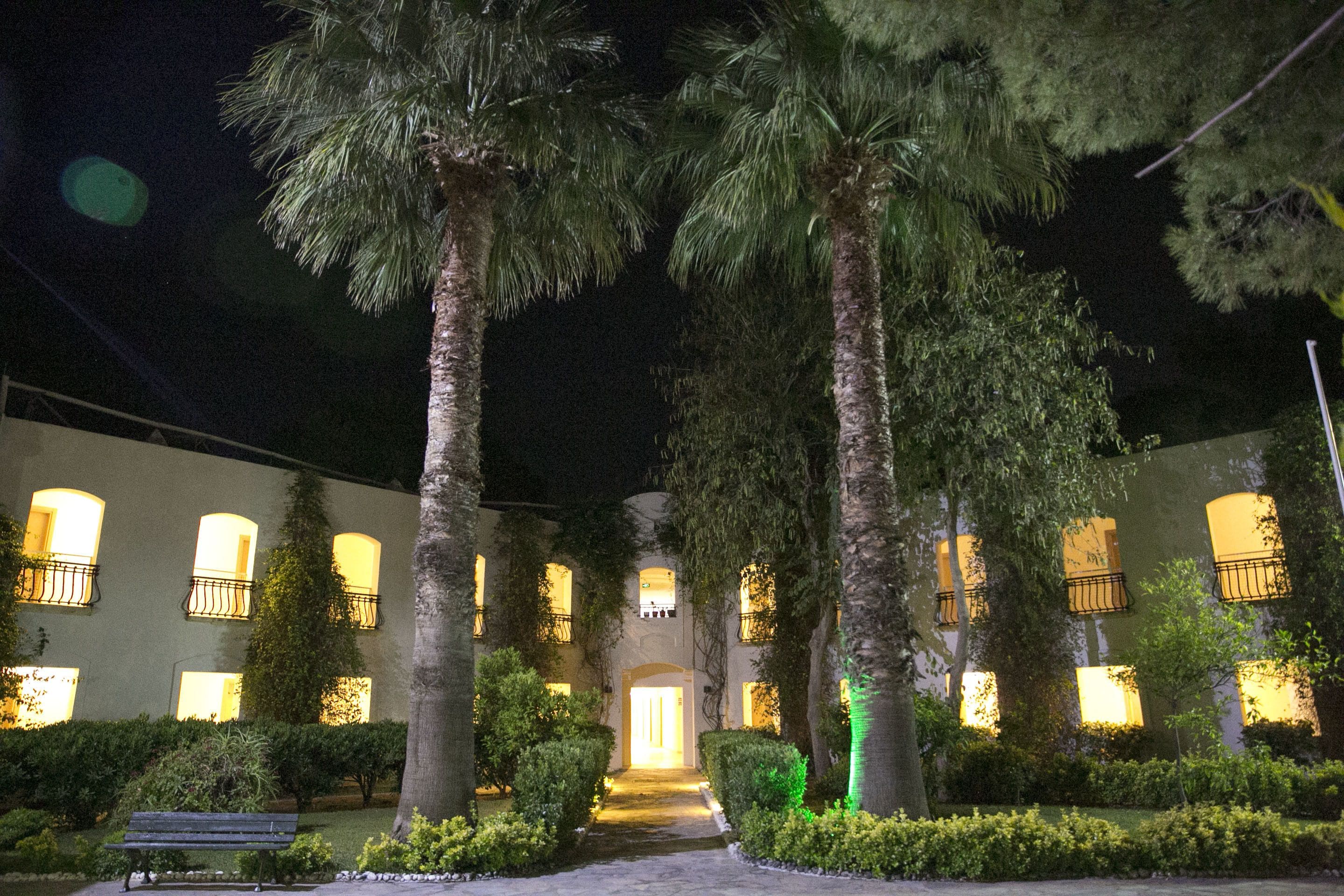 Voorkant accommodatie - avond/nacht