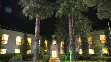 Voorkant accommodatie - avond/nacht