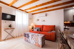 Casa de Mariana 6. Dúplex. COME TO SEVILLA | บริเวณนั่งเล่น | ทีวีจอแบน 21 นิ้ว พร้อมช่องดิจิตอล, ทีวี