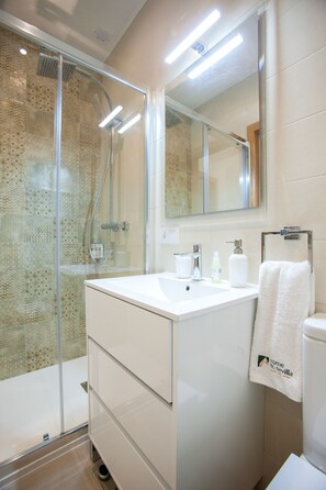 Apartment, 1 Bedroom, Ground Floor (Casa Mariana 1) | Bathroom | Shower, free toiletries, hair dryer, towels - Lukanda Mariana (Seville)