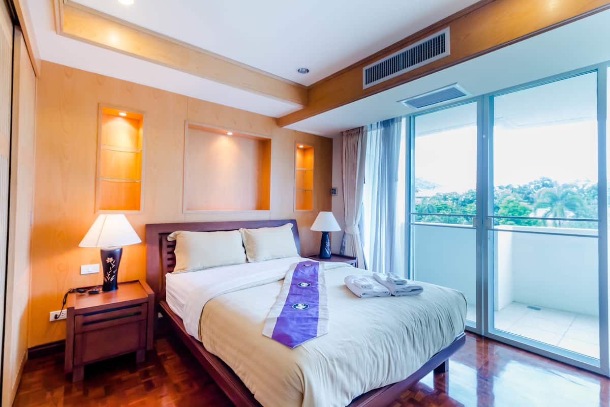 ตู้นิรภัยในห้องพัก, โต๊ะทำงาน, เตารีด/โต๊ะรีดผ้า, เตียงเสริม/เปล