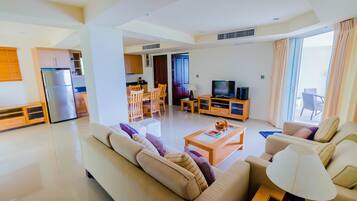 Seaview 3 Bedroom Penthouse | Living area