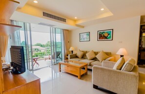 ห้องดีลักซ์สวีท, 2 ห้องนอน | บริเวณนั่งเล่น | ทีวีจอแอลอีดี, เครื่องเล่นดีวีดี