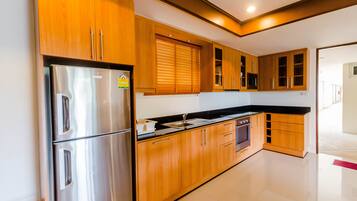 Refrigerador con freezer, microondas, horno, placa de cocina