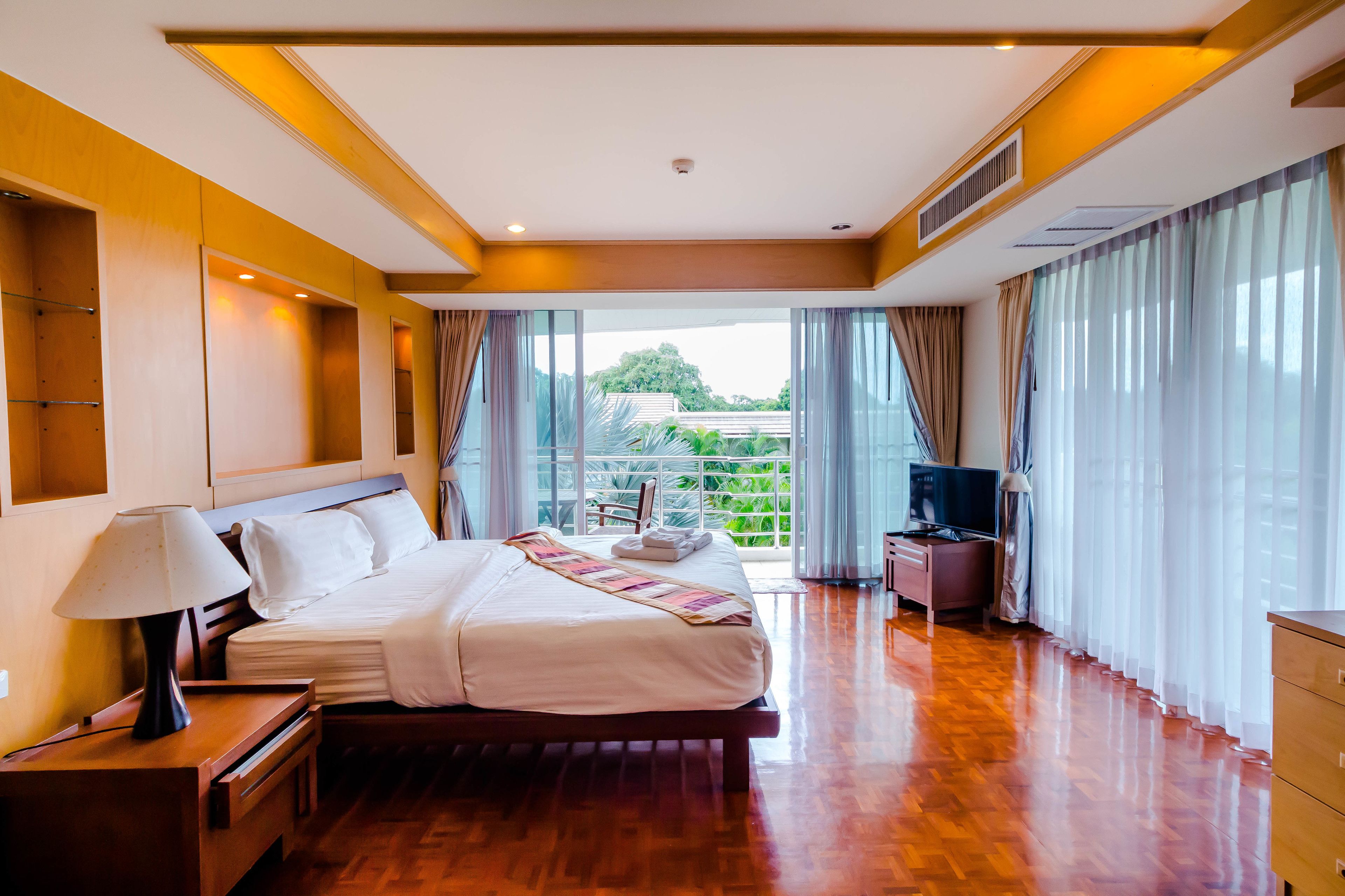 Caja de seguridad en la habitación y escritorio 