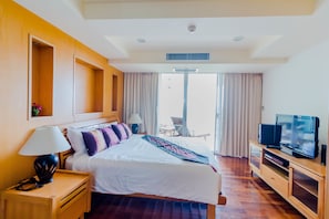 Penthouse, 3 habitaciones, vista al mar | Caja de seguridad en la habitación y escritorio 