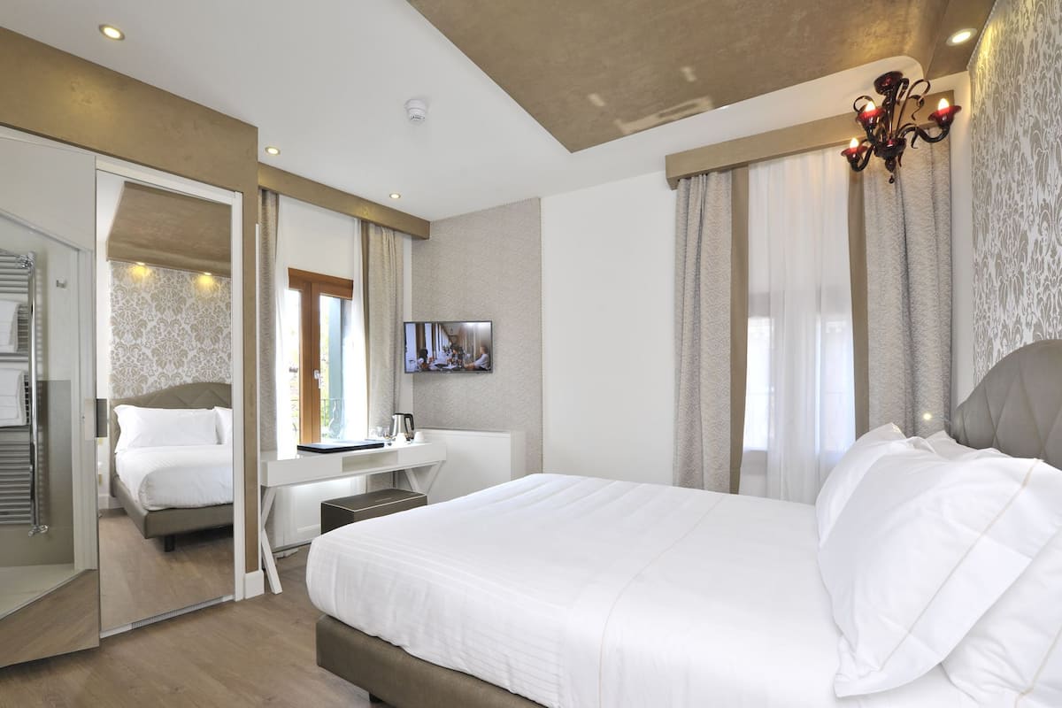 Camera Comfort con letto matrimoniale o 2 letti singoli | Copriletto in piuma, minibar, una cassaforte in camera, una scrivania