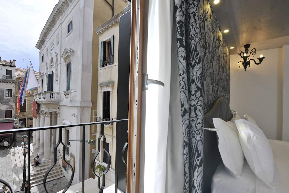 Suite Deluxe | Copriletto in piuma, minibar, una cassaforte in camera, una scrivania