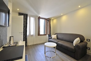 Junior Suite | Down comforters, minibar, in-room safe, desk - Al Theatro Palace (Venice)