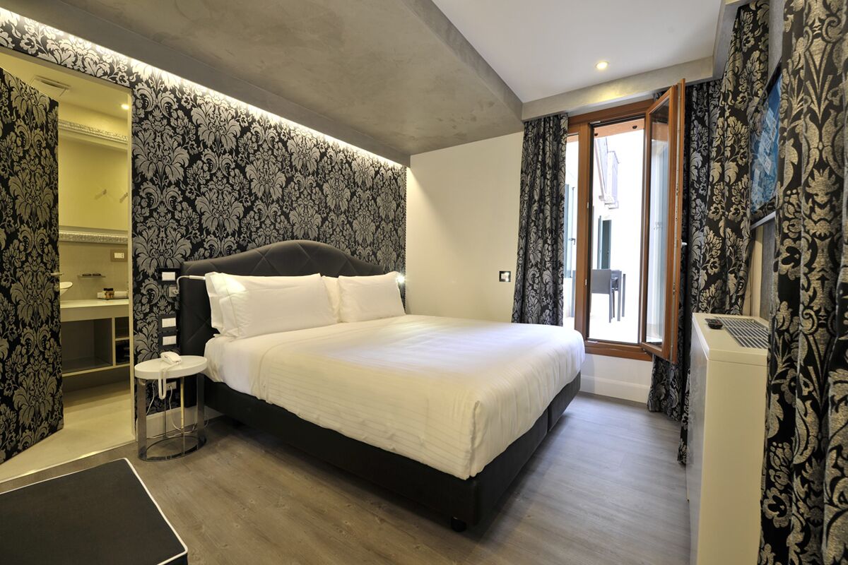 小型套房 | 羽绒被  、迷你吧、客房内保险箱、办公桌