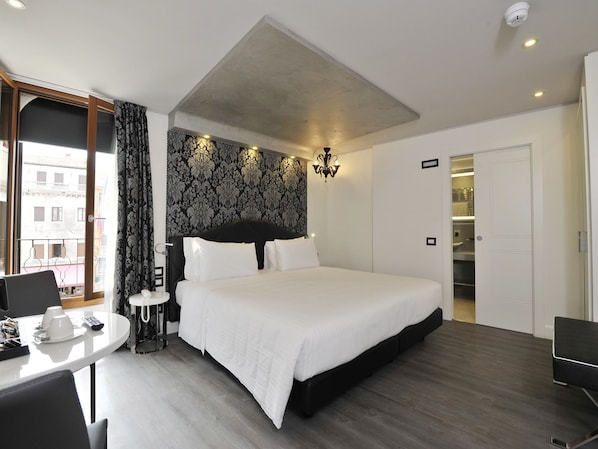 Deluxe Suite | Down comforters, minibar, in-room safe, desk